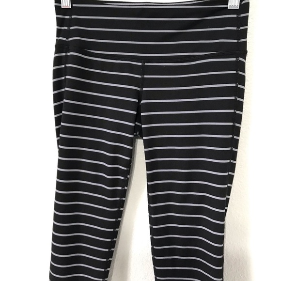 Athleta Chaturanga Stripe crop Xs black & gray B32 - Picture 4 of 8